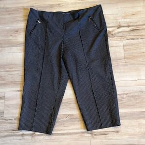 Michel Studio Alexa Collection Black and White Pattern Size 26 Capris